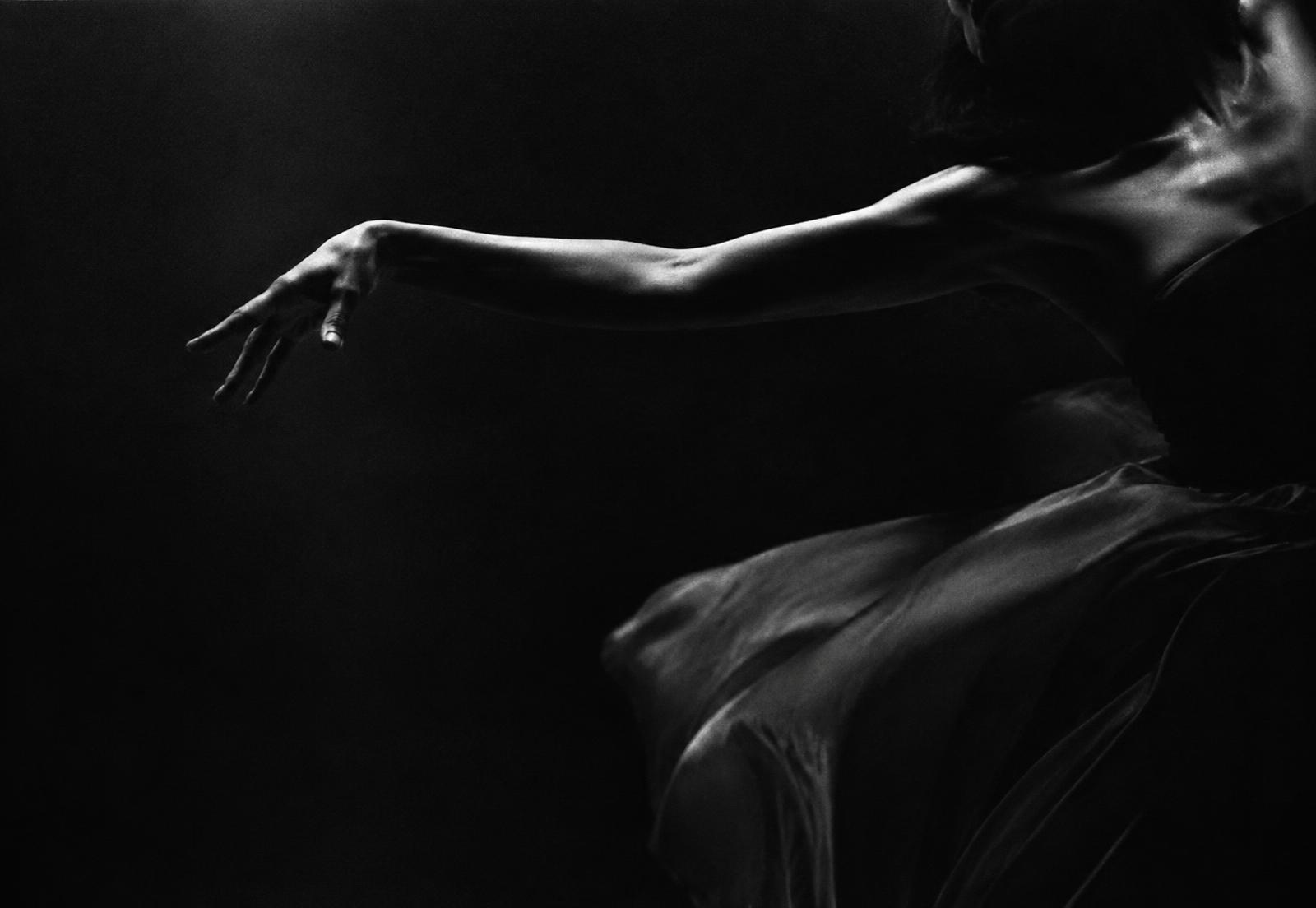 Geste artistique en mouvement, photographie noir et blanc